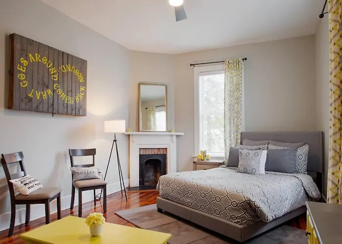 414B Waldburg St - 2 Bedroom Oasis Near Forsyth Park